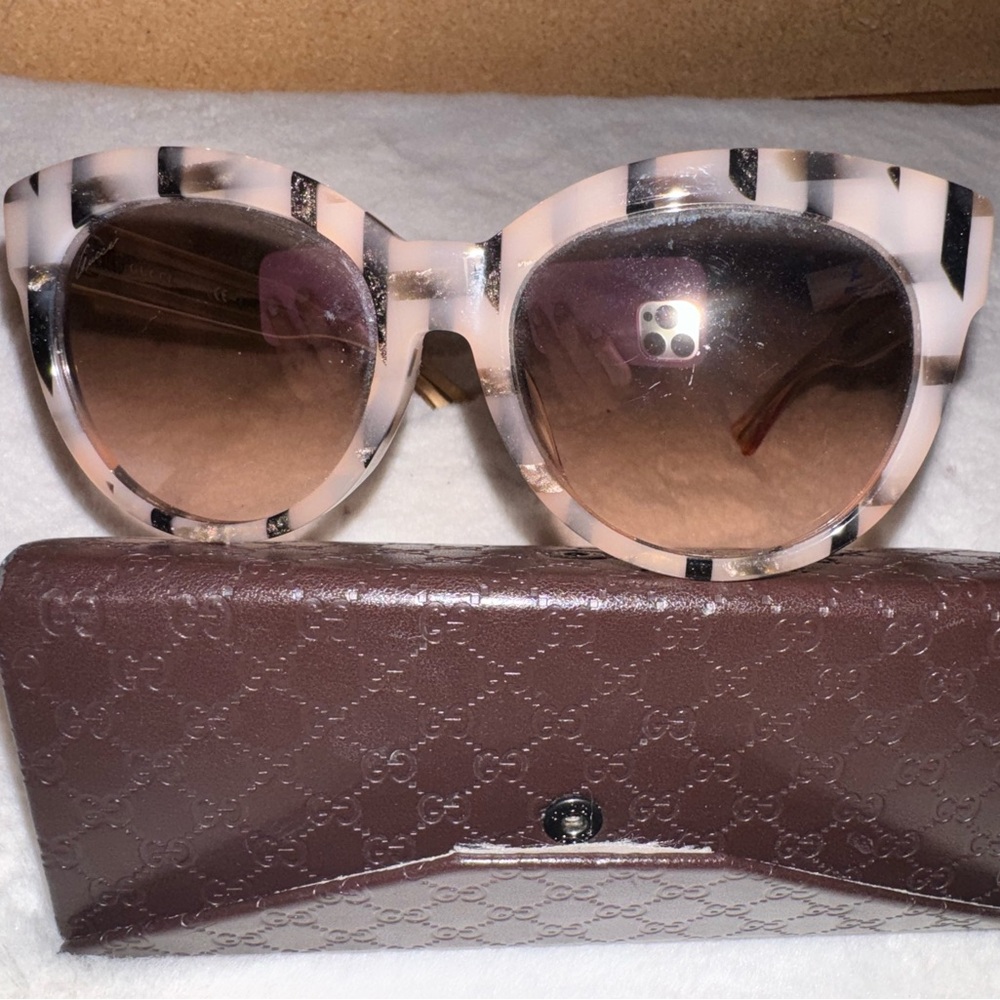 Gucci tortoise pale pink and black Stylish Sunglasses with Case. Never worn.